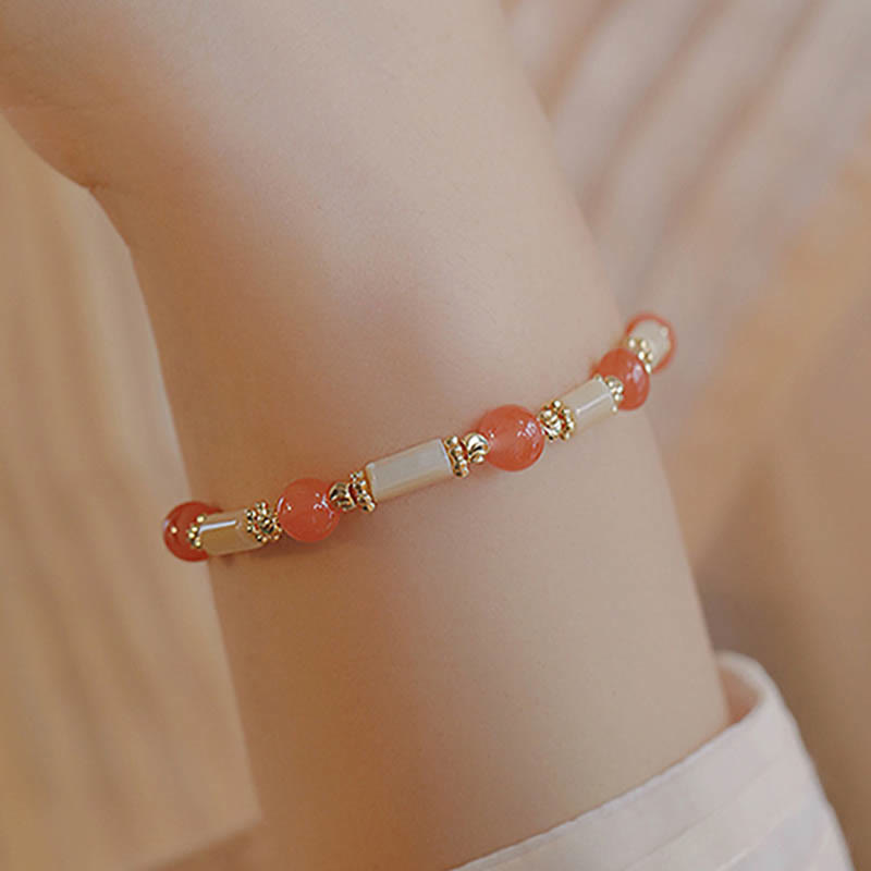 Armband Roter Achat Jade – Segen am Handgelenk mit goldenen Perlen getragen