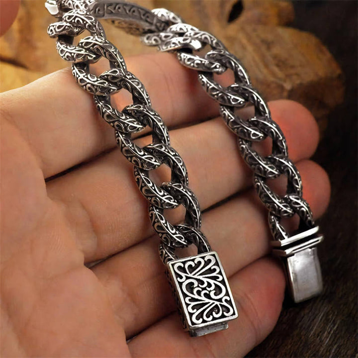 Silbernes Armband mit ornamentalem Muster am Handgelenk getragen.