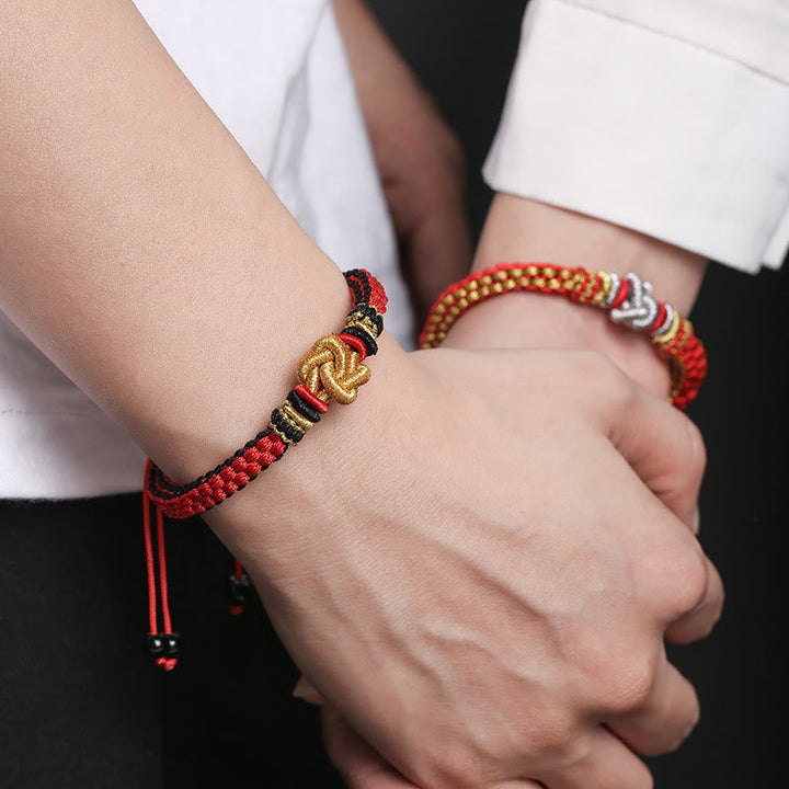 Rotes Armband – Glück & Liebe mit goldenem Anhänger am Handgelenk