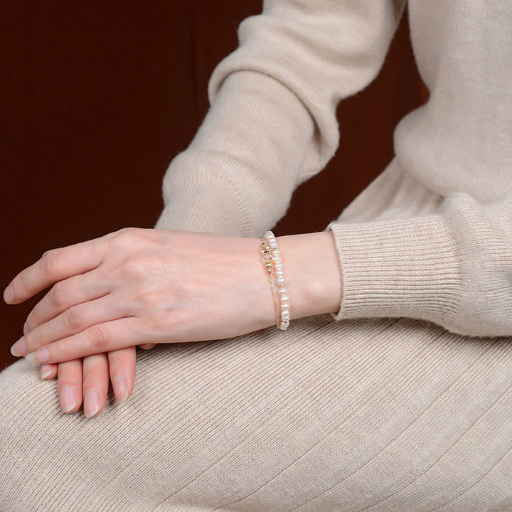 Perlenarmband 925 Silber Kristall am Handgelenk getragen elegant weiß