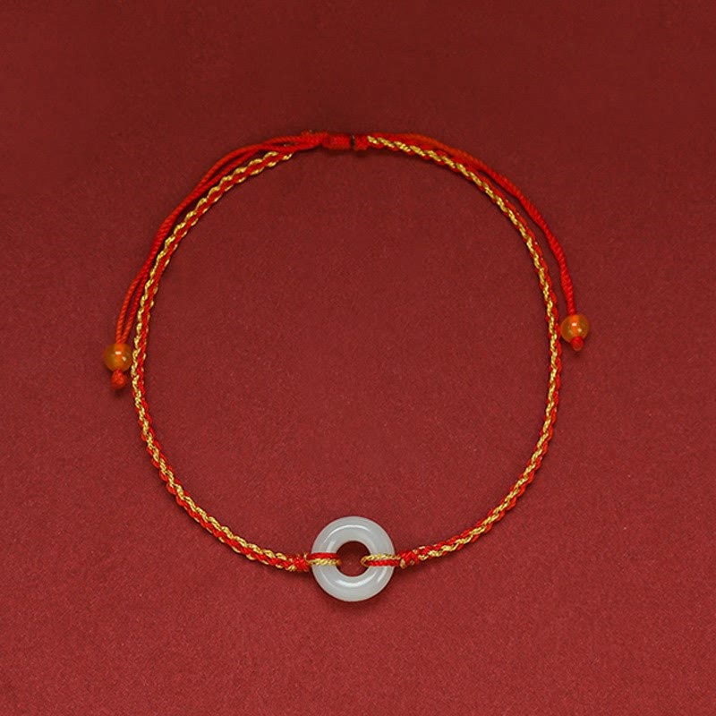 Rotes Armband Jade mit goldenem Faden und weißem Stein Anhänger.
