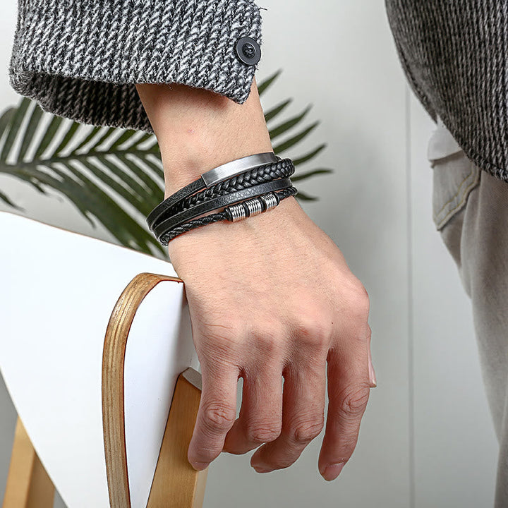 Schwarzes geflochtenes Lederarmband magnetisch Balance Handgelenk getragen