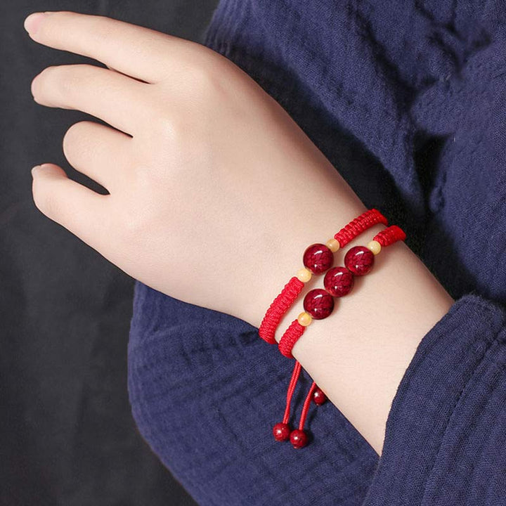 Rotes Armband Zinnober – Segen am Handgelenk getragen, elastisch