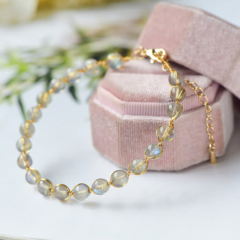 Armband Mondstein Gold elegant mit Perlen in rosa Geschenkbox präsentiert