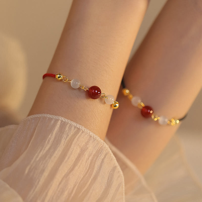 Armband Roter Achat mit Gold Perlen am Handgelenk elegant