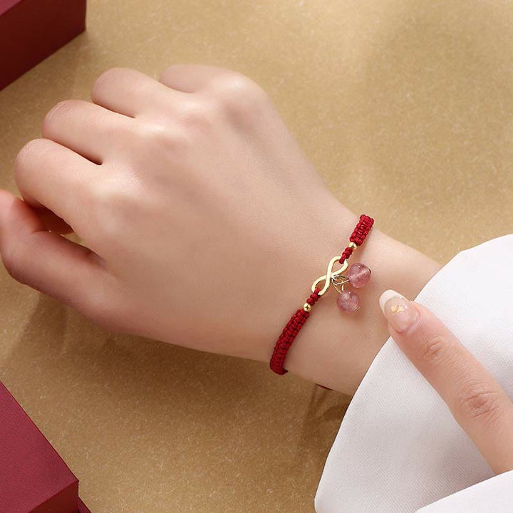Rotes Armband Erdbeerquarz Kristall Heilung Liebe Energie Handgelenk getragen.