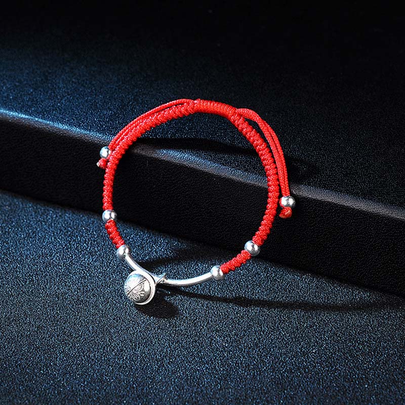 Rotes Schnur Armband mit Glocke und silbernen Perlen Glücksbringer