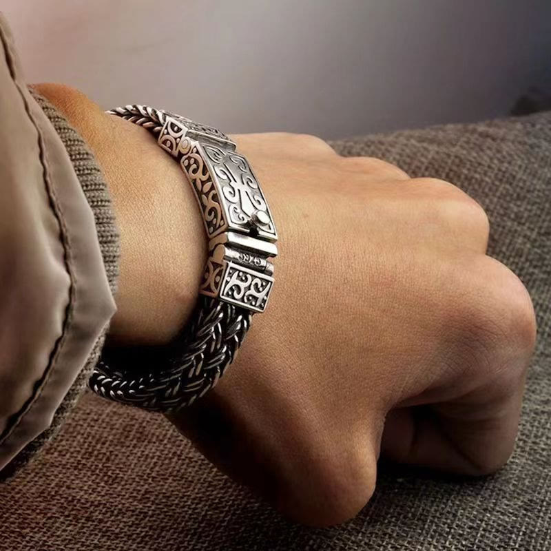 Silbernes Armband mit Muster am Handgelenk getragen Heilung Harmonie