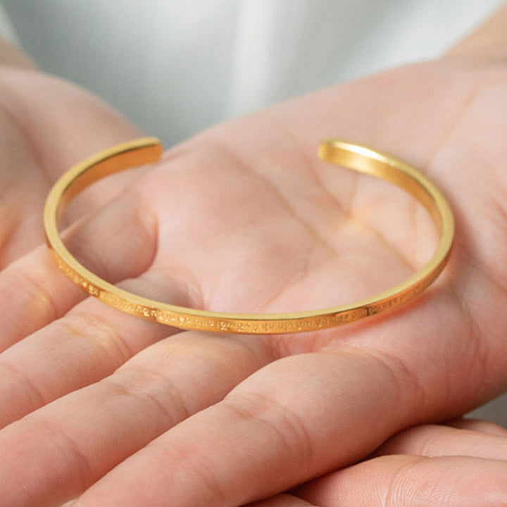 Goldenes strukturiertes Armband – Schutz & Segen elegant getragen