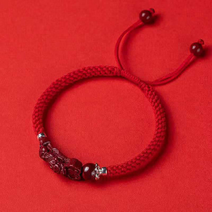 Rotes Armband Zinnober Pixiu Glück Wohlstand Flachlage Nahaufnahme