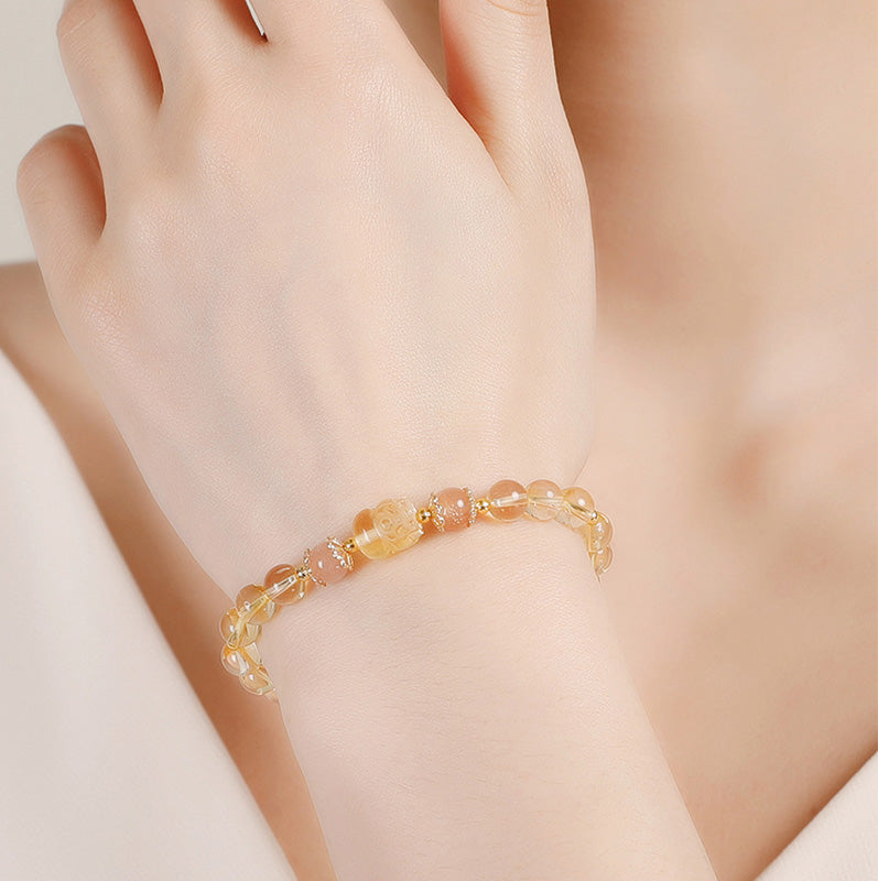 Erdbeerquarz Aquamarin Pixiu Armband Heilstein elastisch am Handgelenk getragen.