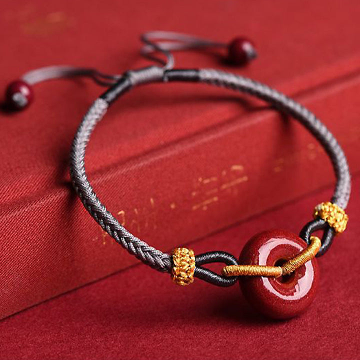 Armband Zinnober – Frieden & Segen Energie mit goldenem Schmuck elegant getragen