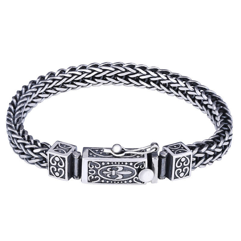 Silbernes Drachen-Armband mit Zopfmuster und verzierter Schließe isoliert.