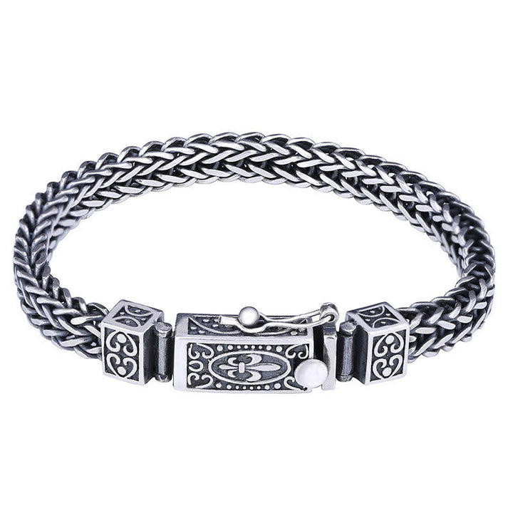 Silbernes Drachen-Armband mit Zopfmuster und verzierter Schließe isoliert.