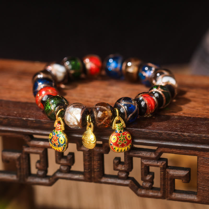 Armband Fünf Elemente – Glück Balance mit bunten Perlen und Anhängern.