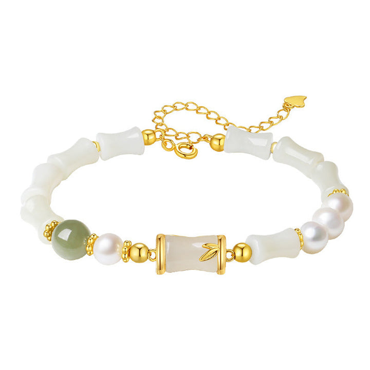 Armband mit weißer Jade, Perlen und goldenem Bambus-Design elegantly.