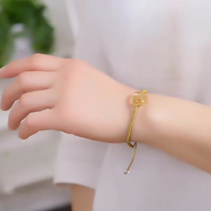 Armband Citrin – Frieden & Glück goldfarben elastisch am Kinderhandgelenk getragen