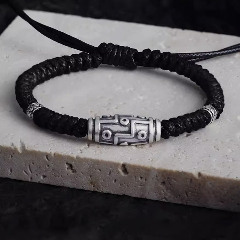 Schwarzes Armband 925 Silber mit geometrischem Anhänger elegant gestylt.