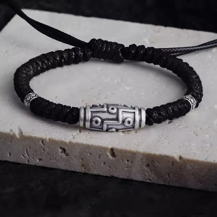 Schwarzes Armband 925 Silber mit geometrischem Anhänger elegant gestylt.