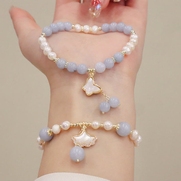Armband Aquamarin Perle Schmetterling Heilung an weiblicher Hand getragen
