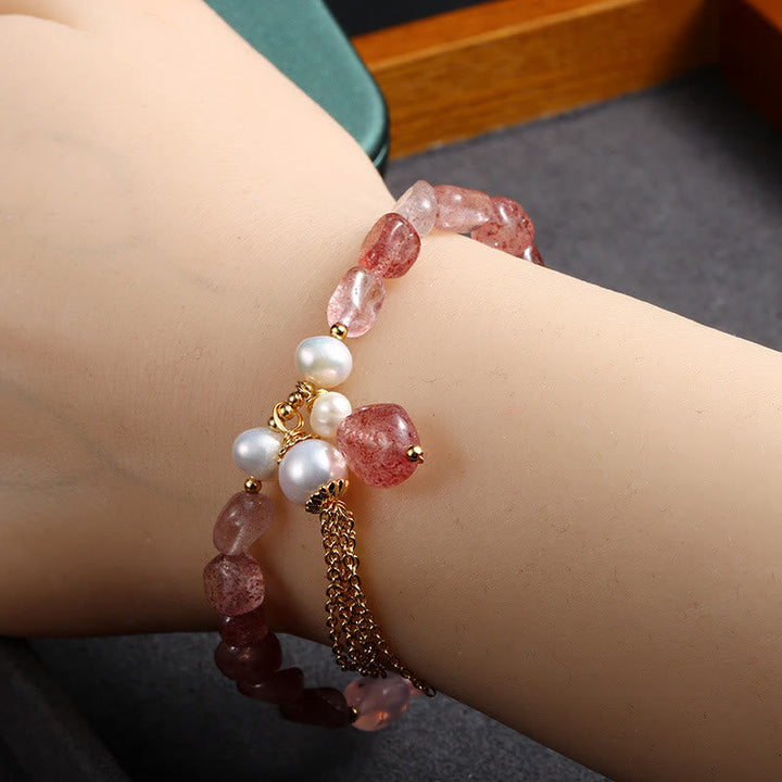 Armband Erdbeerquarz Perle mit Quasten elegant am Handgelenk getragen
