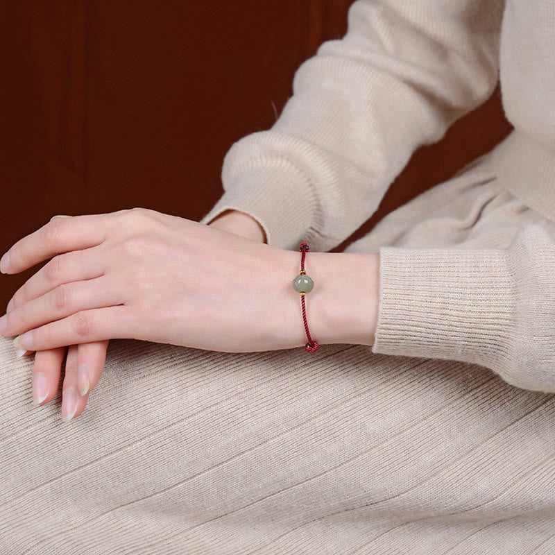 Jade Lotus Armband 925 Silber am Handgelenk getragen rot elastisch