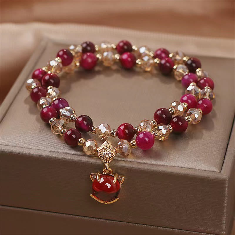 Rotes Armband mit Granat und Gold Perlen elegant präsentiert.