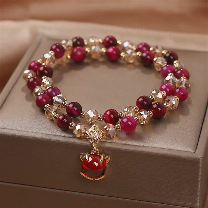Rotes Armband mit Granat und Gold Perlen elegant präsentiert.