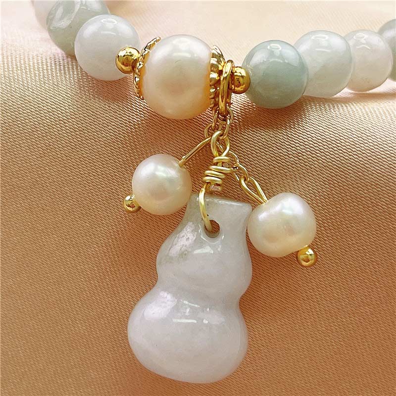 Jade Armband mit Perlen und Anhänger elegant gestaltet Schutz Segen