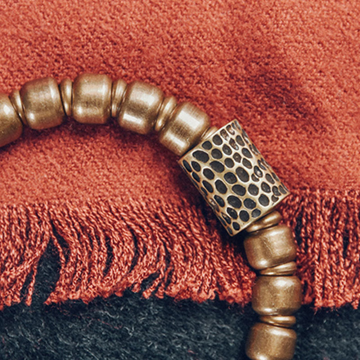Armband Roter Achat Kupfer am Handgelenk mit Perlen elegantes Design