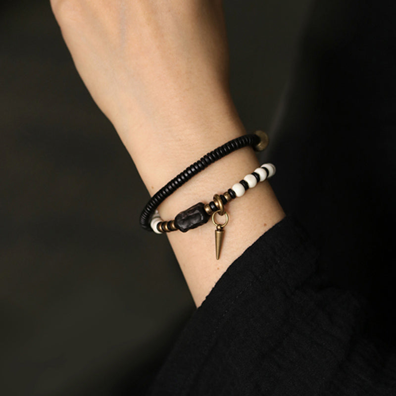 Zwei Armbänder am Handgelenk, schwarzes Kupfer Ebenholz Armband Paar Stärke