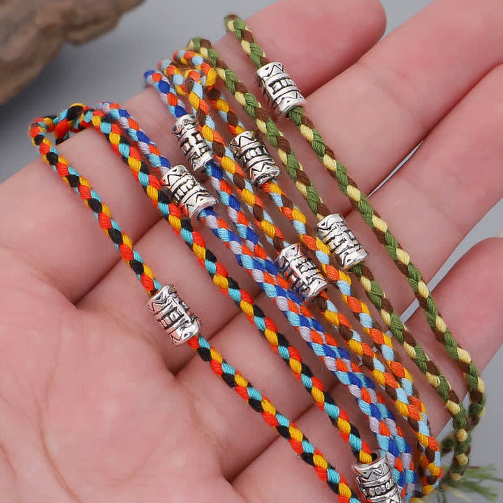 Bunte geflochtene Armbänder mit Metallperlen Handgelenk getragen.