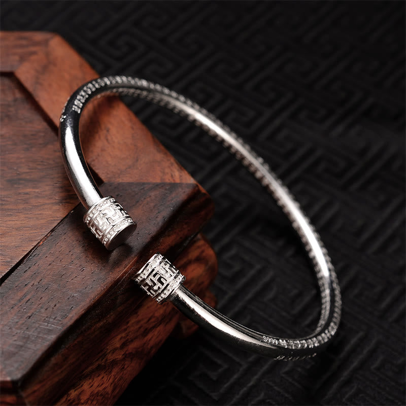 Silbernes Armband Kupfer Herzsutra am Handgelenk elegante Energieschmuck getragen.
