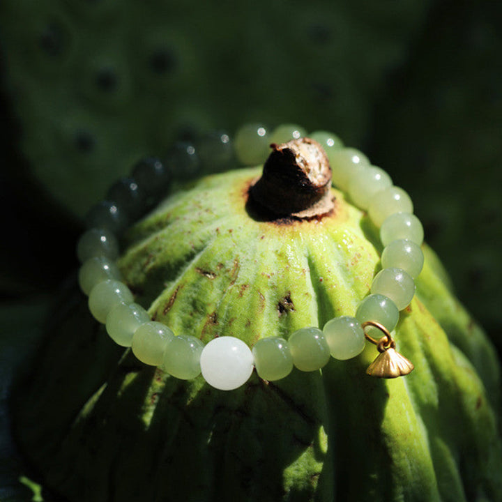 Jade Lotus Armband mit weißem Stein grüne Perlen Natur.