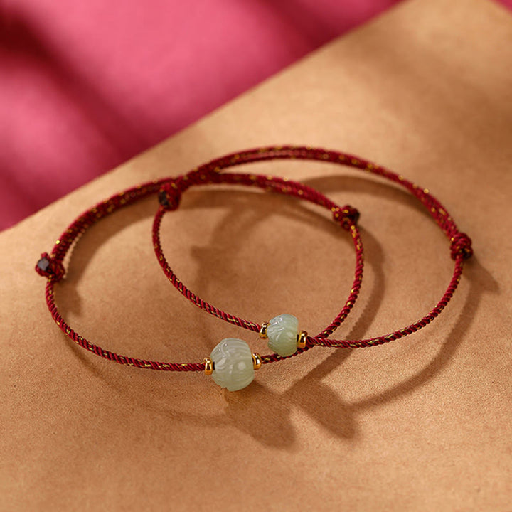 Jade Lotus Armband mit roter Schnur am Handgelenk getragen elegant