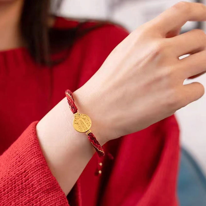 Rotes Armband – Schutz & Wohlstand mit goldenem Münzanhänger eleganter Look