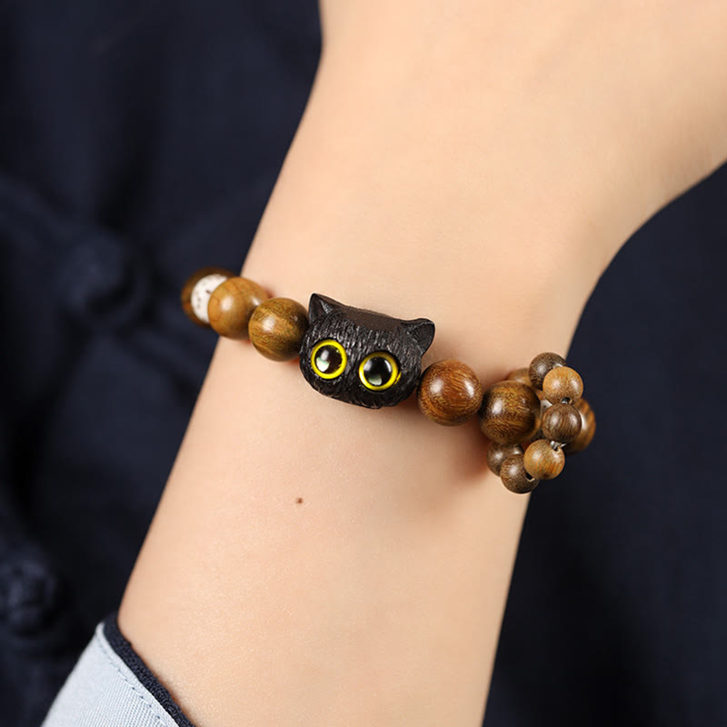 Armband Sandelholz Ebenholz Katze mit gelben Augen elastisch getragen