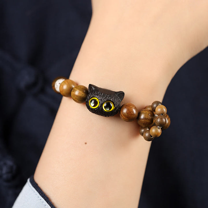 Armband Sandelholz Ebenholz Katze mit gelben Augen elastisch getragen