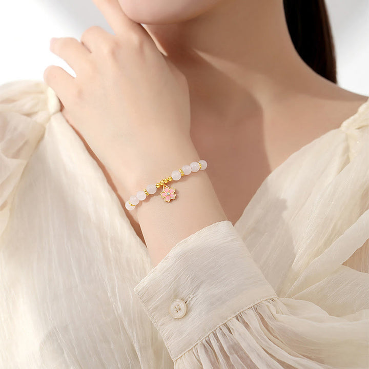 Weiße Jade Armband 925 Silber mit Blütenanhänger elegant getragen