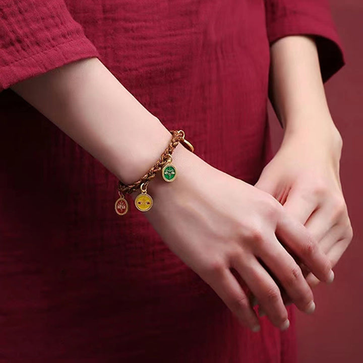 Armband Five – Glück & Wohlstand mit farbigen Anhängern am Handgelenk getragen.