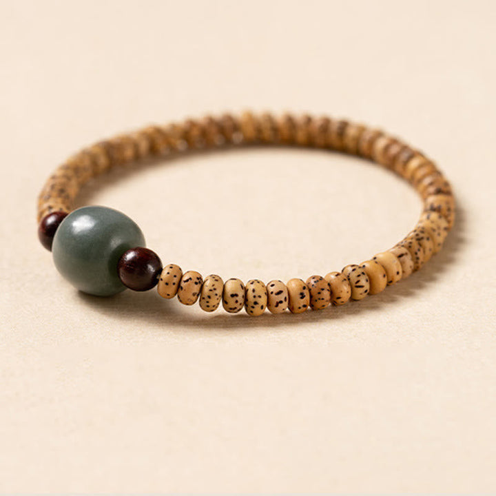 Armband Sandelholz Bodhi mit Jade Perle elastisch getragen