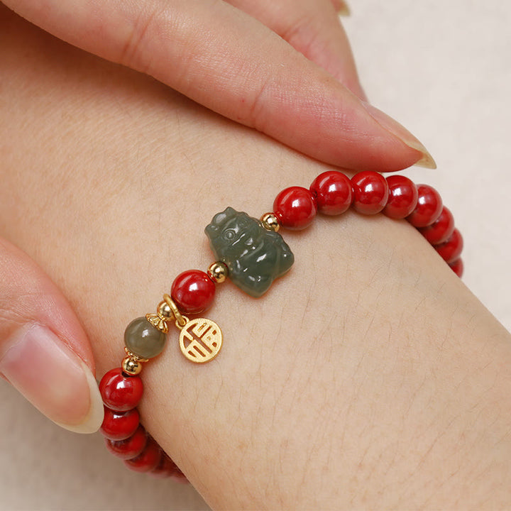 Rotes Perlenarmband mit Jade-Anhänger und goldenem Fu-Zeichen Charm