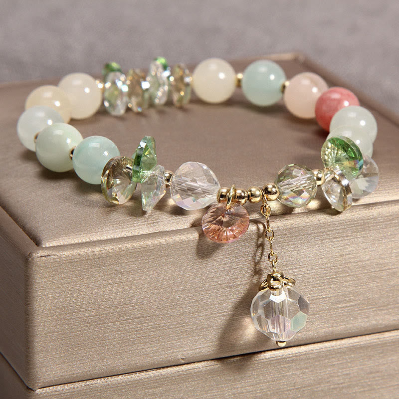 Elegantes Kristall-Armband mit pastellfarbenen Perlen und Anhänger.