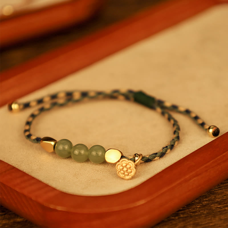 Jade Armband Lotus – Glück mit grünen Steinen elegant getragen