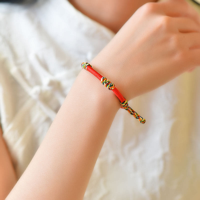 Rotes Armband – Schutz & Glück Balance mit goldenen Perlen Handgelenk