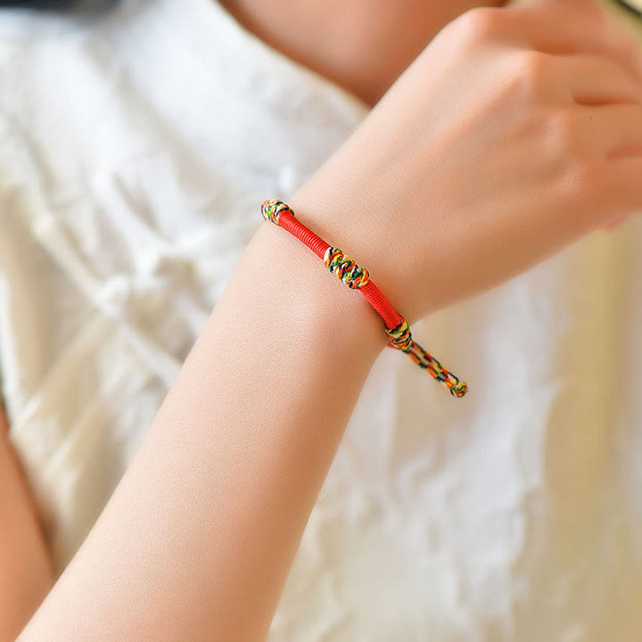 Rotes Armband – Schutz & Glück Balance mit goldenen Perlen Handgelenk
