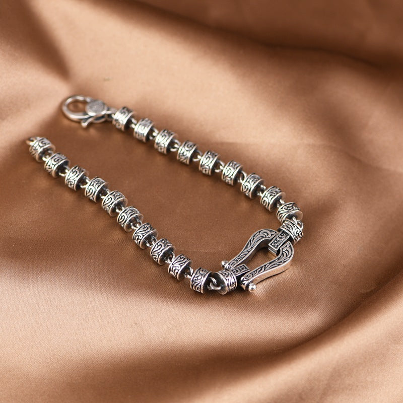 Silbernes Armband mit ornamentalen Perlen und Karabinerverschluss elegante Handarbeit.