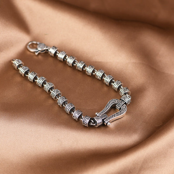 Silbernes Armband mit ornamentalen Perlen und Karabinerverschluss elegante Handarbeit.