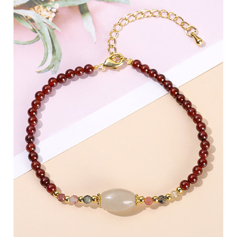 Armband Granat Jade mit Natursteinen elegant kombiniert getragen