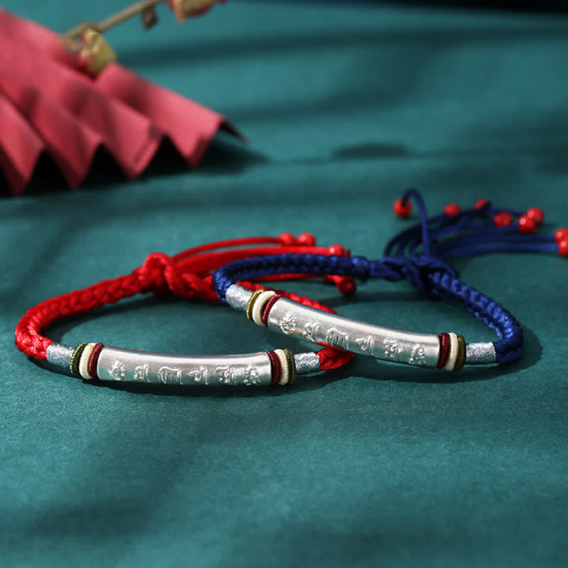 Zwei Armbänder mit Om Mani Padme Hum Gravur auf Turquoise Untergrund.